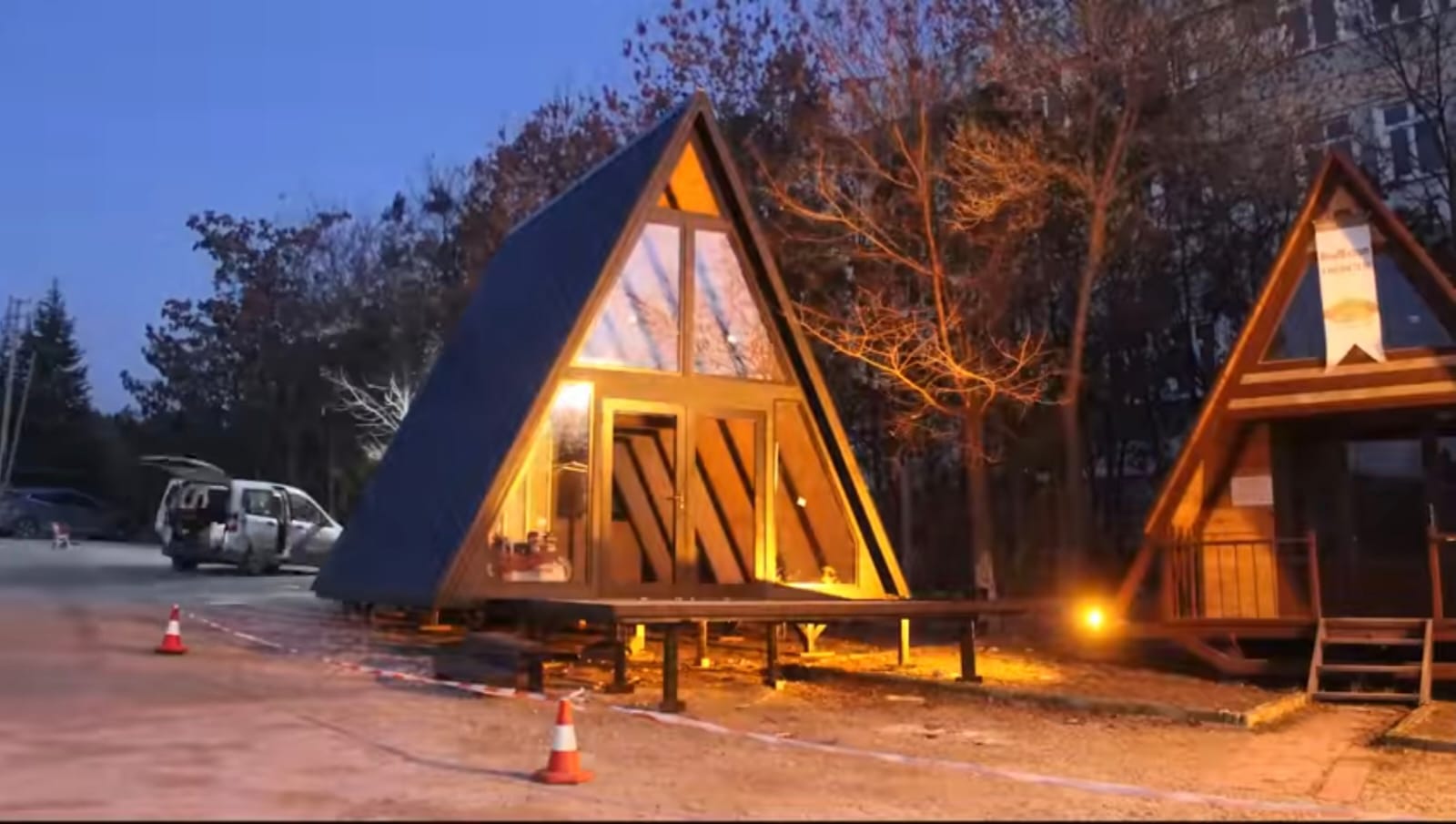 Cabaña prefabricada de lujo rodeada de naturaleza